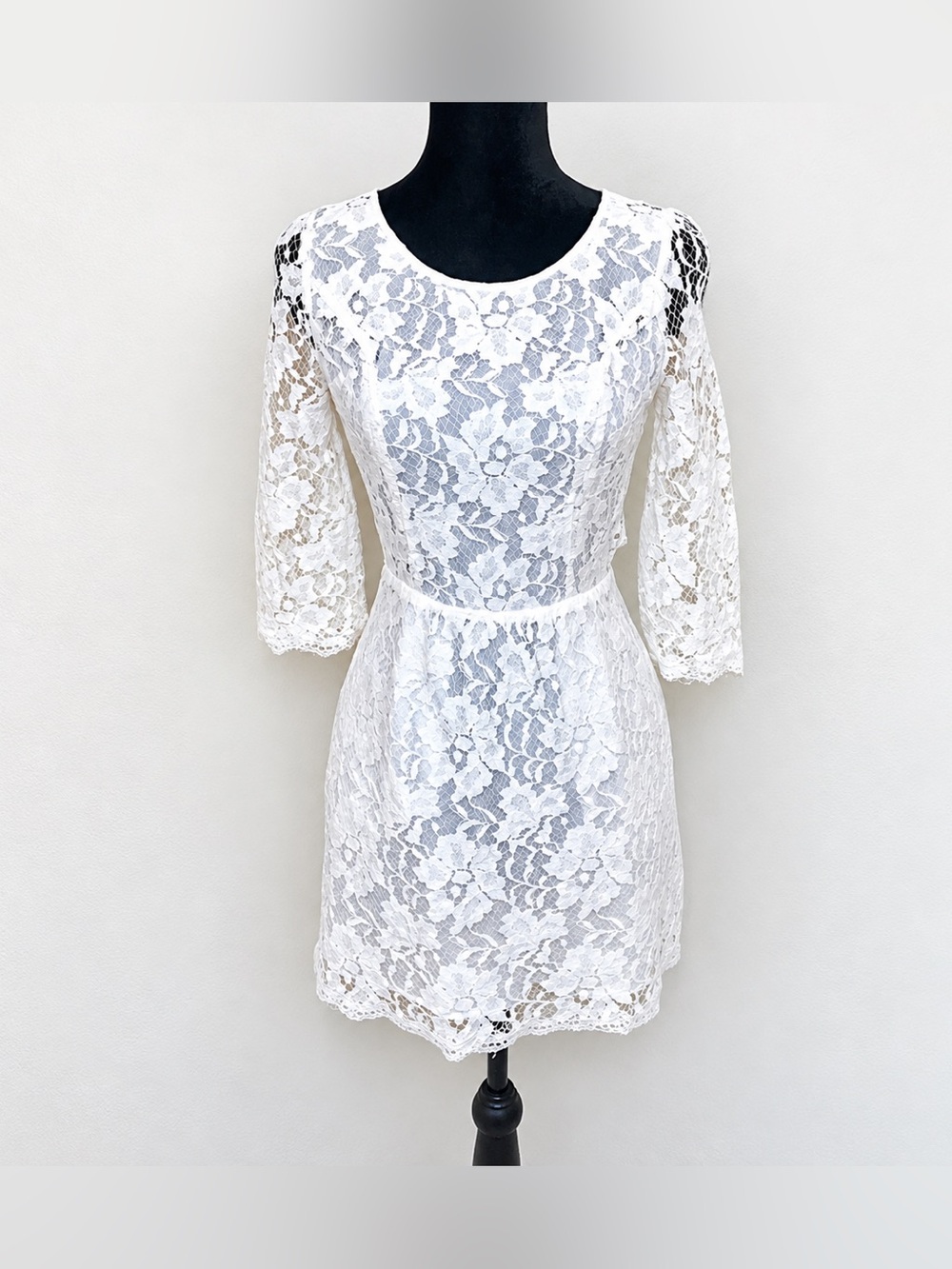 PRETTY LACE DRESS - Picture 4 of 9